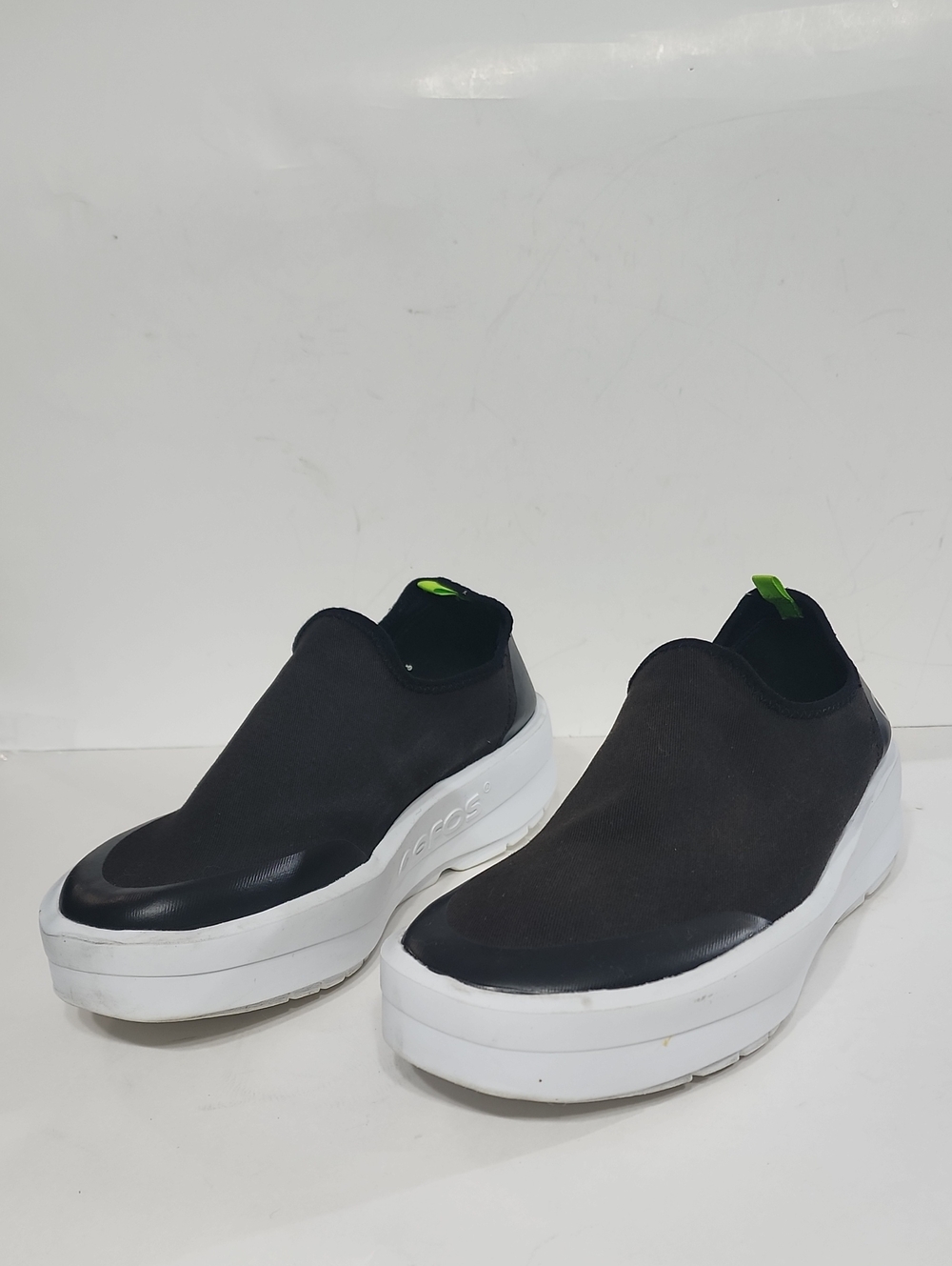 NEW OOFOS women's oomg eezee low shoe in white/black Size 8